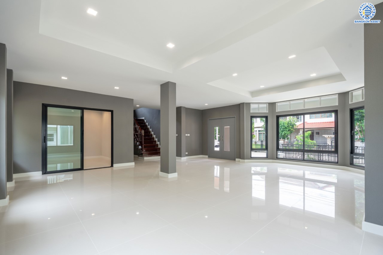 บ้านมือสองตกแต่งใหม่ ม.ราชพฤกษ์ บางบอน4 ตกแต่งหรูหรา ดีไซน์ Classic เนื้อที่ 100.5 ตร.ว. ฟังก์ชัน 3 ห้องนอน 4 ห้องน้ำ 1 ห้องแม่บ้าน จอดรถได้ 2 คัน พื้นที่สนามหญ้ากว้างกว่า 216 ตร.ม. บนทำเลศักยภาพ เชื่อมต่อหลายเส้นทาง ใกล้เดอะมอลล์บางแค จุดขึ้นทางด่วน "เพชรเกษม" และรถไฟฟ้าสายสีน้ำเงิน "สถานีหลักสอง"